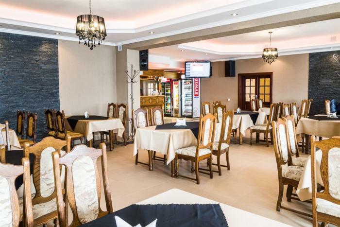 Готель Restauracja Pod Kogutem Poniatowa Екстер'єр фото